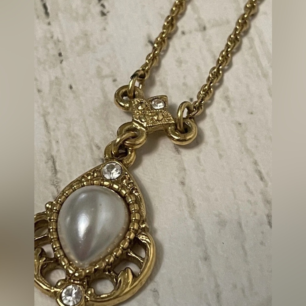 1928 Jewelry Company Faux Upside down Teardrop Pearl Necklace EUC